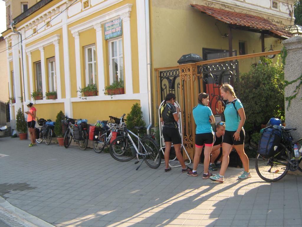 Base For Adventurers - Urban Guerrilla Hotel Negotin Exterior photo