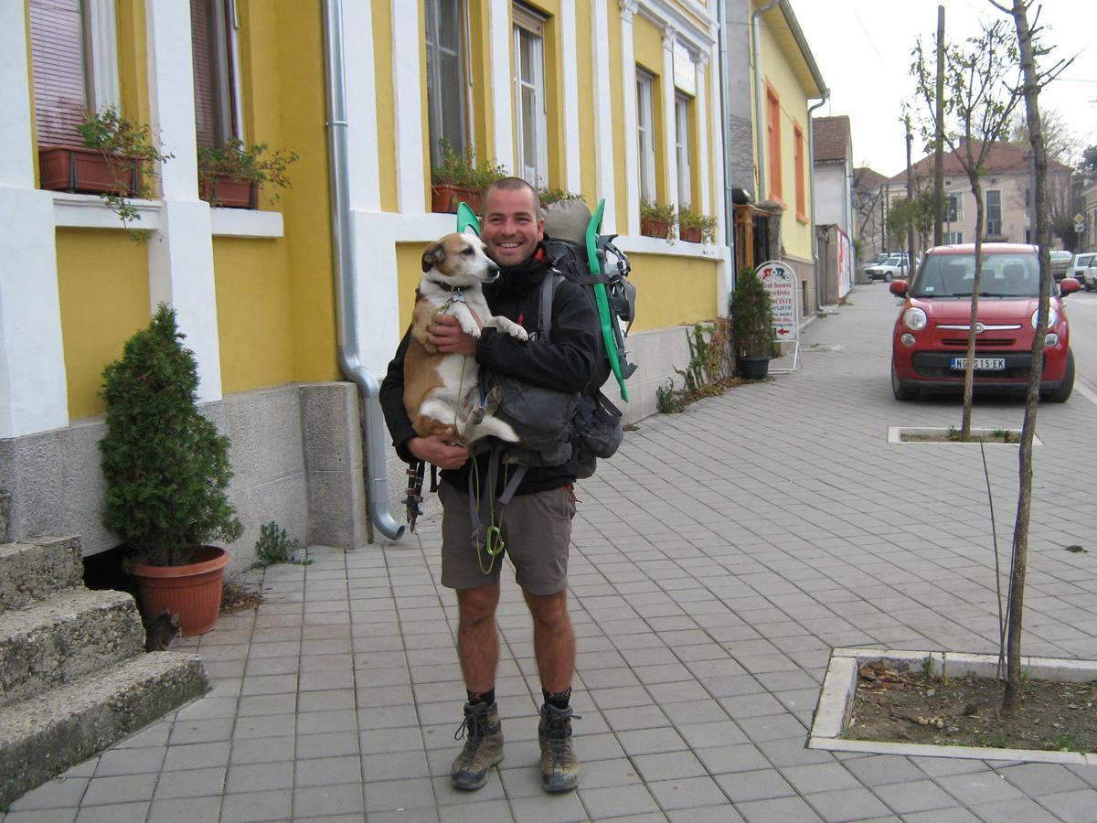 Base For Adventurers - Urban Guerrilla Hotel Negotin Exterior photo